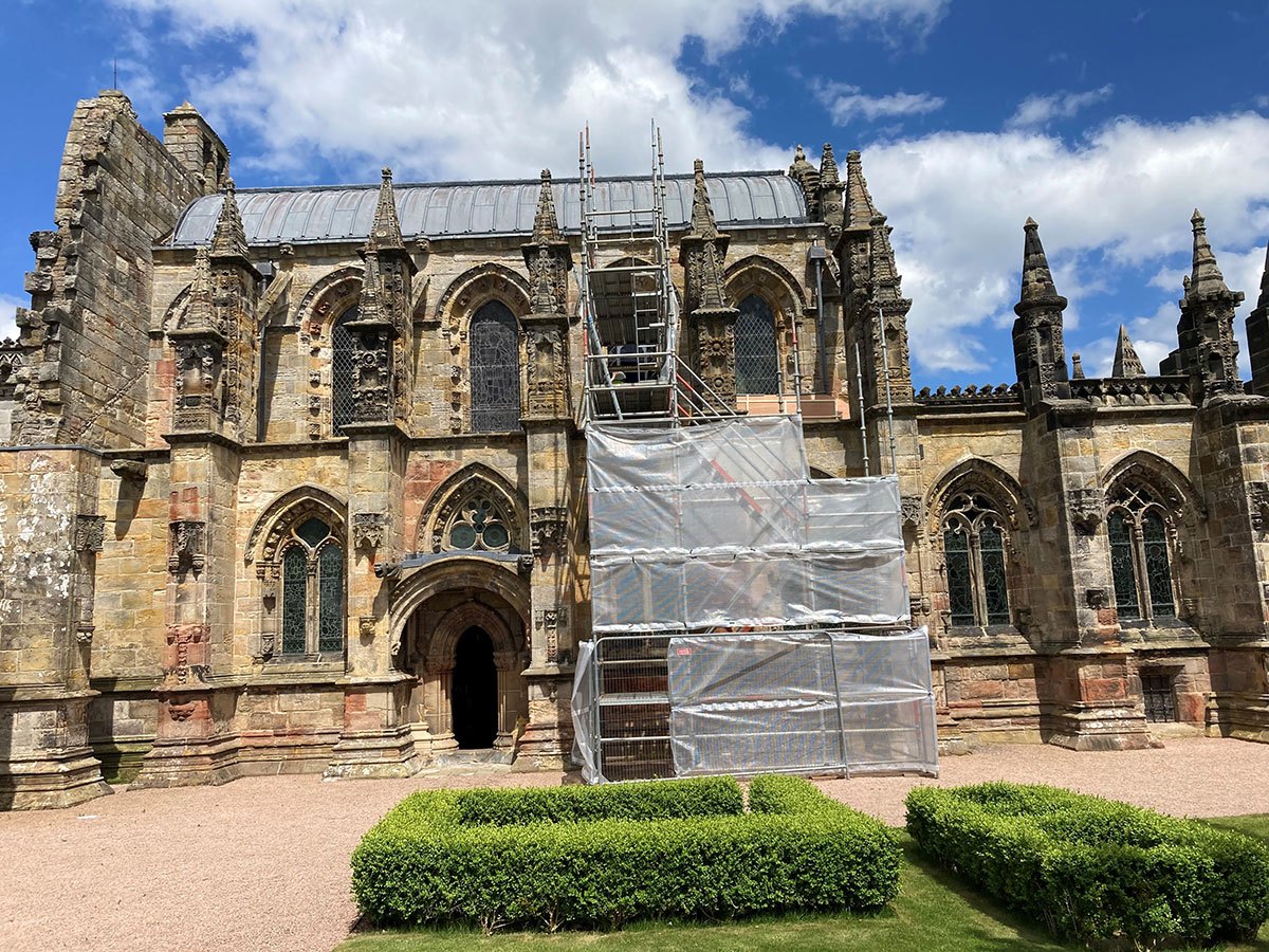 3-rosslyn-castle-window-installation-outside